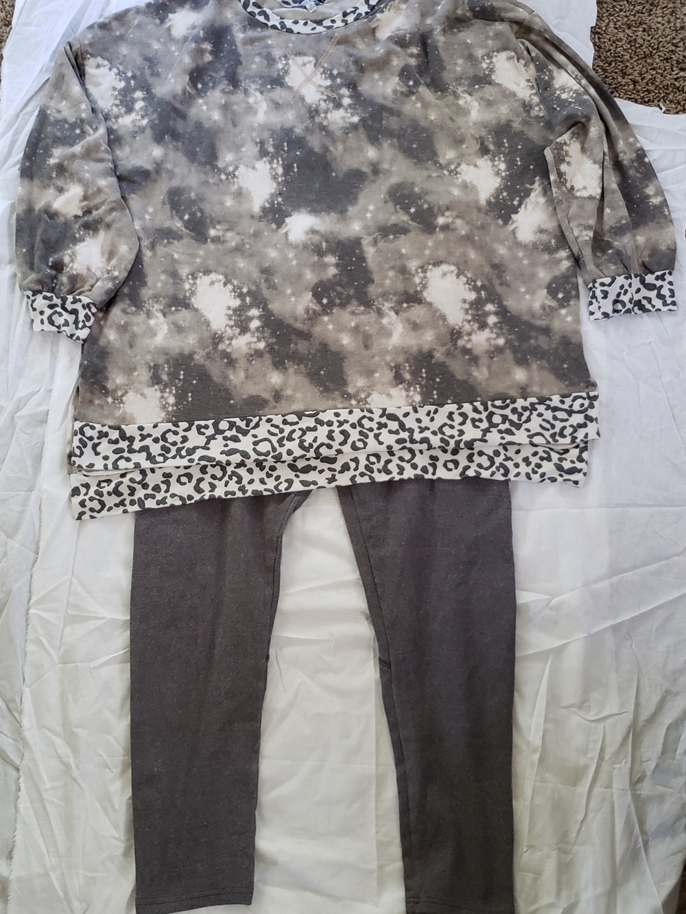 White Birch 2-Piece Lounge Set Gray Tie-Dye Leopard Top 2X & Leggings XL